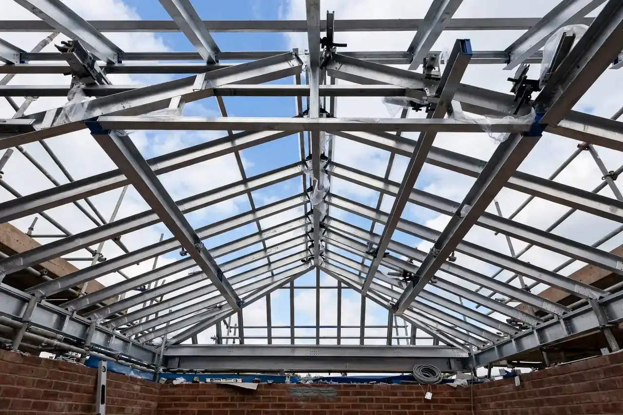 Aluminium-Dachkonstruktion eines Wintergartens während der Montage von unten